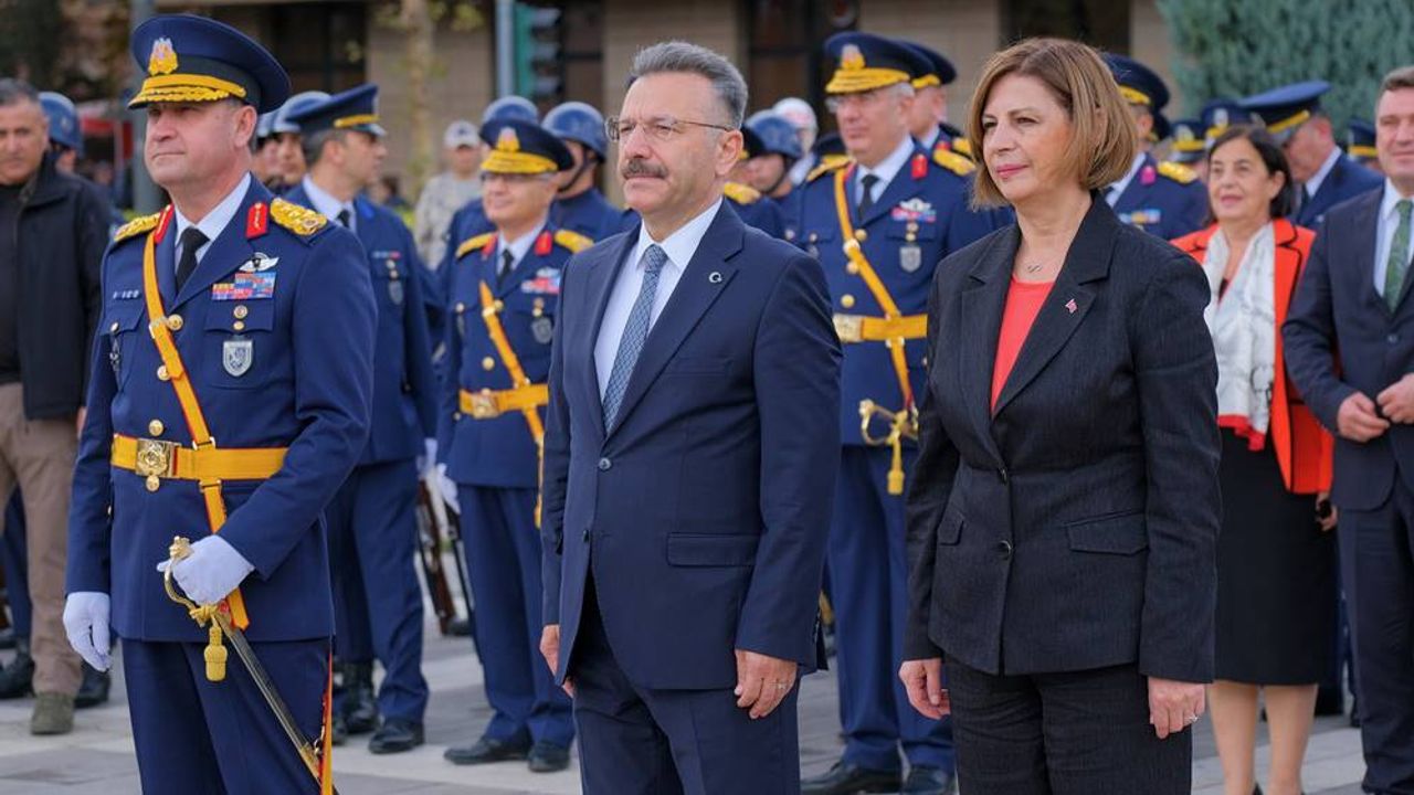 Eskişehir’de 29 Ekim coşkusu Valilik Meydanı’nda başladı