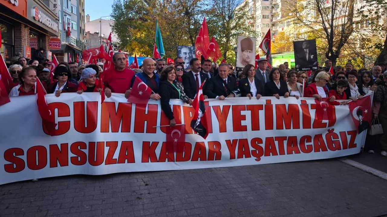 Eskişehir’de binlerce insan Cumhuriyet için yürüdü