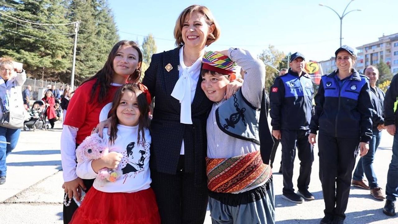 Eskişehir’de Cumhuriyet coşkusu; Atatürk Bulvarı bayram alanına döndü