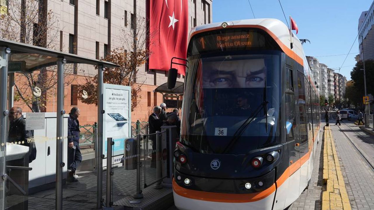Eskişehir'de tramvaya binen vatandaşlar duygulu anlar yaşadı