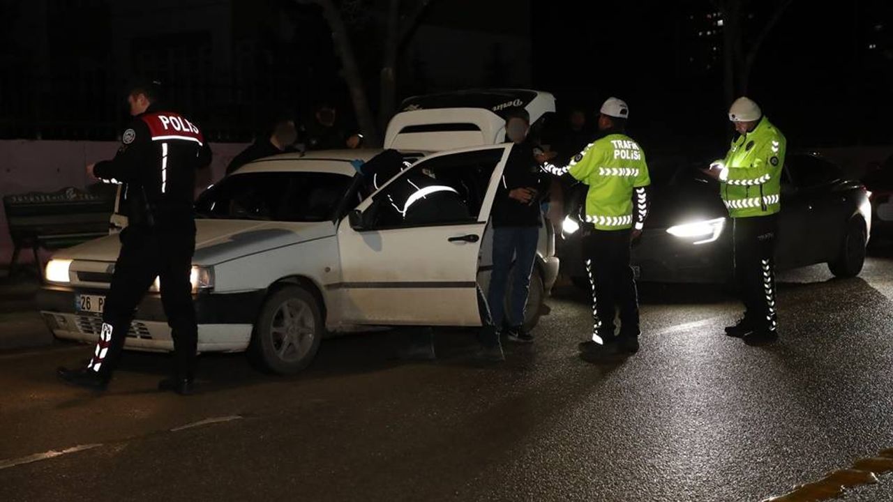 Eskişehir’de polisten geniş çaplı uygulama; Firari şahıs yakayı ele verdi