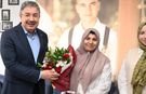Eskişehir Valisi Erdinç Yılmaz bayramda şehit ailelerini ve Ayşe teyzeyi yalnız bırakmadı