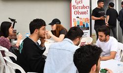 Eskişehir'de üniversite öğrencilerine ücretsiz yemek dağıtıyorlar!