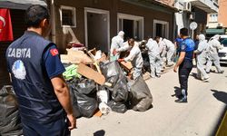 Eskişehir'de bir evden poşet poşet çöp çıkarıldı!