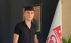 Ahmet Emin Akpınar Sivasspor'da profesyonel sözleşmeye imzayı attı!