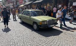 Eskişehir trafiğe kapalı caddede park halindeki araç şaşkınlık yarattı