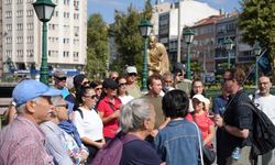 Sokaklarda yürüyerek Eskişehir’in tadını çıkardılar!