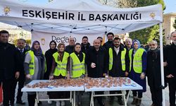 AK Parti Eskişehir’de vatandaşlara lokma tatlısı ikram etti