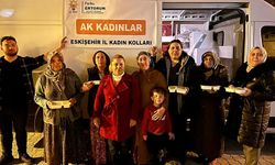 Eskişehir'de kapı kapı dolaşıp yüzlerce aileye sıcak yemek dağıttılar