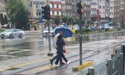 Eskişehir’de sağanak yağmur aniden bastırdı; Vatandaşlar ne yapacağını şaşırdı