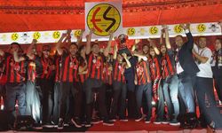 Eskişehirspor kupasına kavuştu; Coşku dolu bir gece yaşandı