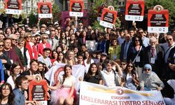 Liseli gençler Eskişehir sokaklarında sahneye çıktı; Ayşe Ünlüce açıklama yaptı