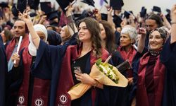 Eskişehir Anadolu Üniversitesi'nde mezuniyet heyecanı yaşandı; Mezuniyet coşkusu kampüse taştı