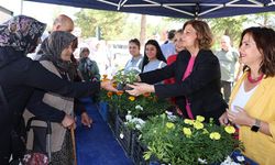 Kurban Bayramı arifesinde Eskişehir halkına on binlerce çiçek dağıtıldı