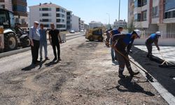 Emek Mahallesi Hacer Sokak’ta asfalt ve kaldırım çalışmaları sürüyor