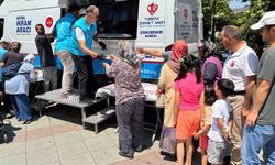 Eskişehir Reşadiye Camii önünde aşure dağıttılar; Yoğun bir ilgi vardı