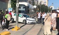 Eskişehir’de tramvay yoluna giren araç kazaya yol açtı; Seferler durdu