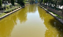 Eskişehir'in simgelerinden biri olan Porsuk Çayı bu kez rengiyle gündemde