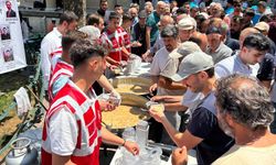 Muhsin Yazıcıoğlu ve tüm şehitlerin anısına Eskişehir Reşadiye Camii önünde aşure dağıttılar