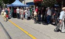Odunpazarı Belediyesi aşure dağıttı; Uzun kuyruklar oluştu