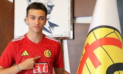 19 yaşındaki savunma oyuncusu Eskişehirspor'a imzayı attı