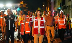 Ayşe Ünlüce gece saatlerinde yapılan asfaltlama çalışmalarını yakından takip ediyor