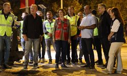 Eskişehir Atatürk Bulvarı’nda gece mesaisi: Ekipler sıcak havayı fırsata çevirdi