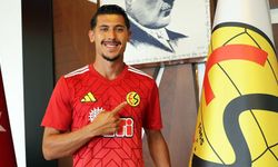 Eskişehirspor yönetimi 23 yaşındaki sağ bek futbolcusuna imzayı attırdı