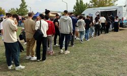 Eskişehir Teknik Üniversitesi öğrencilerine pilav ikramı yapıldı; Uzun kuyruklar oluştu