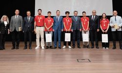 Eskişehir'de Türkiye birincisi olan öğrenciler için ödül töreni düzenlendi