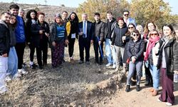 Anadolu Üniversitesi öğrencileri 170 fidanı toprakla buluşturdu