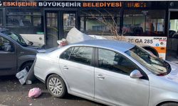Eskişehir’de 73 yaşındaki sürücü kazaya neden oldu; Belediye otobüsüne çarptı