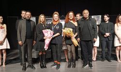 Eskişehir'de sahnelenen bu tiyatro oyunu seyircilerden yine yoğun ilgi gördü