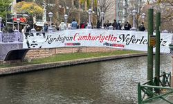 Eskişehir'e gelen turistlerden bu pankarta tam not