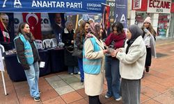 Anahtar Parti Eskişehir İl Kadın Kolları'nın dağıttığı kandil simitlerine yoğun ilgi