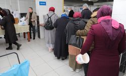 Eskişehir'de vatandaşlara yeni yıl paketleri dağıtıldı