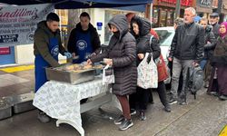 Eskişehir'de ücretsiz olarak helva dağıttılar; Yağmura rağmen uzun kuyruklar oluştu