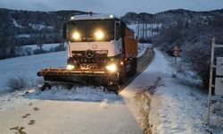 Eskişehir’de gece saatlerinde etkisini artıran kar yağışıyla birlikte harekete geçtiler