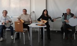 Eskişehir'de ücretsiz olarak verilen bu bağlama kursu yoğun ilgi görüyor