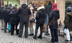 Eskişehir'in meşhur helvası için soğuk havalarda bile uzun kuyruklar oluşuyor