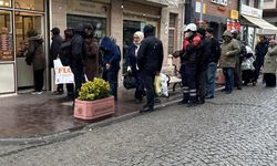 Eskişehir’de kar yağışı bu kuyruğa engel olamadı; Dakikalarca sıra beklediler