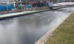 Eskişehir'in dondurucu ayazına Porsuk Çayı da dayanamadı