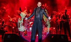 Berkay Eskişehir konserinde sahnesi ve tarzıyla dikkat çekti