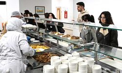 Eskişehir Anadolu Üniversitesi’nde ücretsiz yemek keyfi