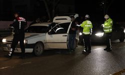 Eskişehir’de polisten geniş çaplı uygulama; Firari şahıs yakayı ele verdi