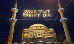 Eskişehir’de Reşadiye Camii Ramazan ayına hazır; Mahyada yazan yazı takdir topladı