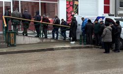 Eskişehir'de soğuk ve yağmura rağmen ucuz et için uzun kuyruklar oluştu