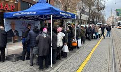 Eskişehir'de ücretsiz olarak dağıtılan helvalara yoğun ilgi