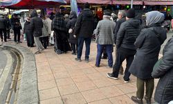 Eskişehir’de ucuz fiyatla satılan hamsi için uzun kuyruklar oluştu