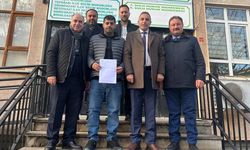 Hazır Elbiseciler Esnaf Odası’nın yeni başkanı Emrah Özuzma mazbatasını aldı